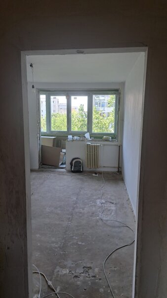 Drumul  Taberei Apartament 2 camere de renovat total 5 minute  de metrou