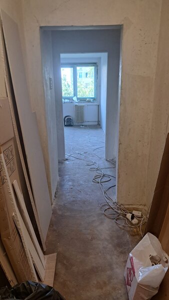 Drumul  Taberei Apartament 2 camere de renovat total 5 minute  de metrou